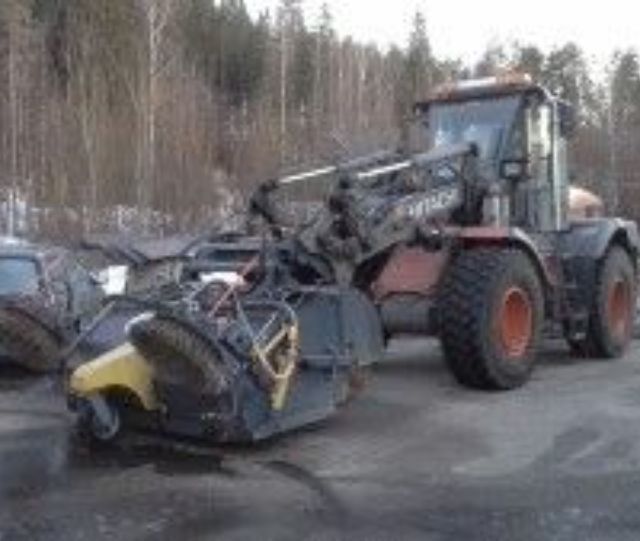 Tienharjaukseen varustettu traktori