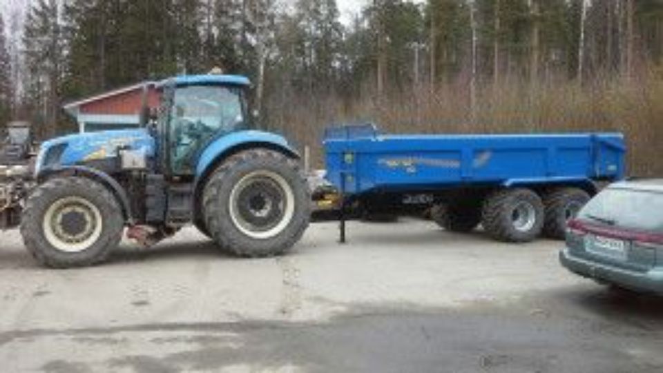 Traktori ja sininen perävaunu