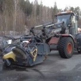 Tienharjaukseen varustettu traktori